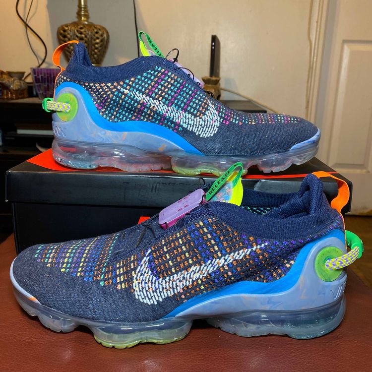 royal blue vapormax womens