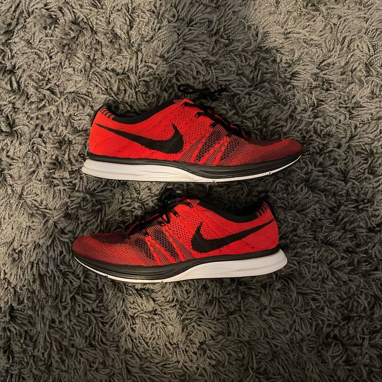 red nike flyknit trainer