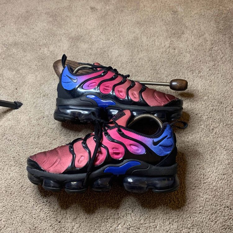 vapormax plus red violet blue