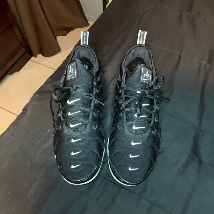 nike vapormax plus overbranding