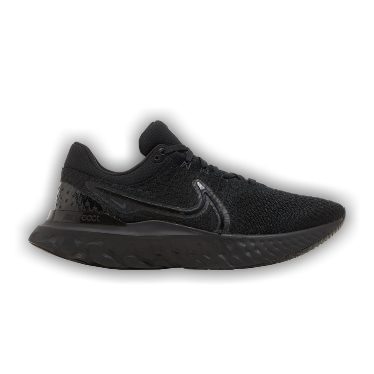 Nike flyknit cheap react triple black