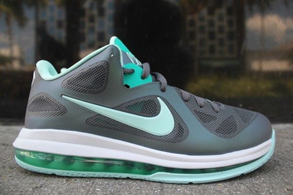 Size 9.0 LeBron 9 Low Easter
