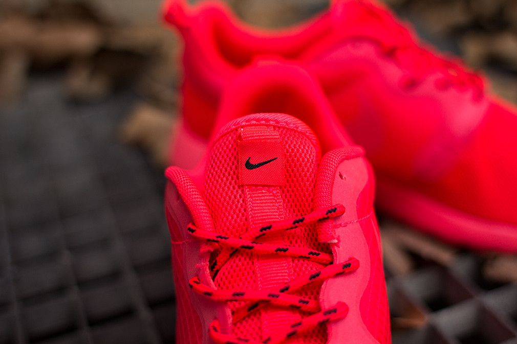 Size 10.0 Wmns Rosherun Hyperfuse Laser Crimson