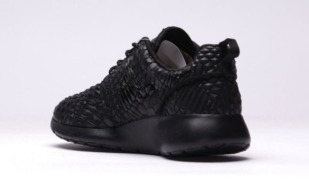 Triple black nike roshe 2025