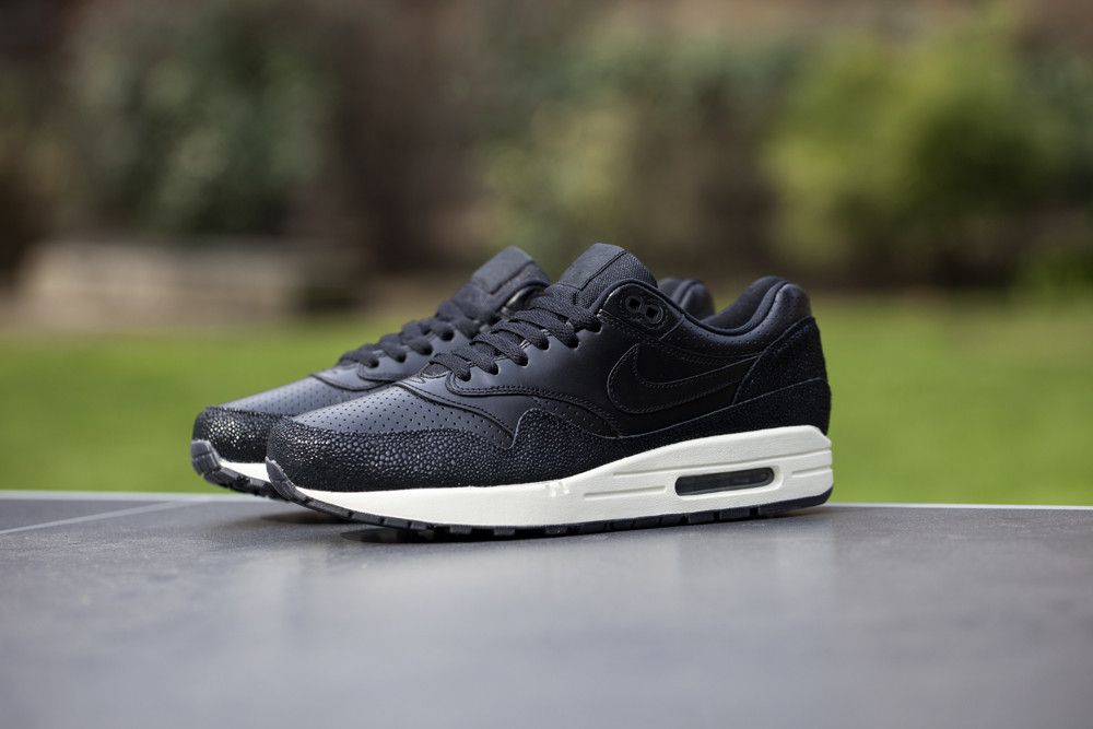 Air max 1 black leather hotsell