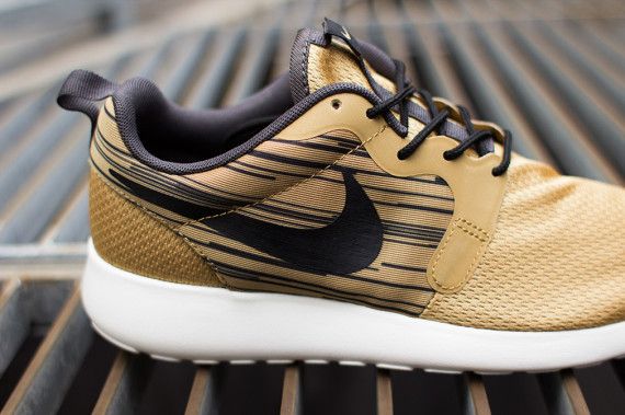 Nike Rosherun Hyperfuse Metallic Gold