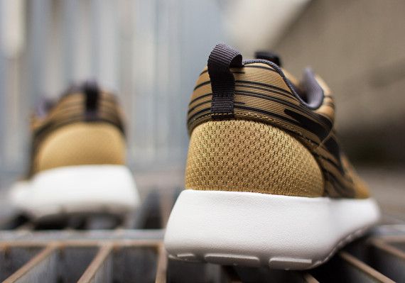 Nike Rosherun Hyperfuse Metallic Gold