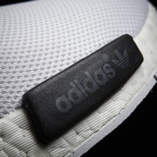Size 5.0 NMD R1 Panda