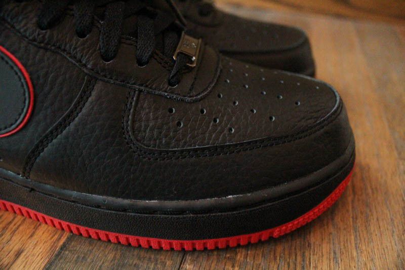 Nike air force red bottom shop
