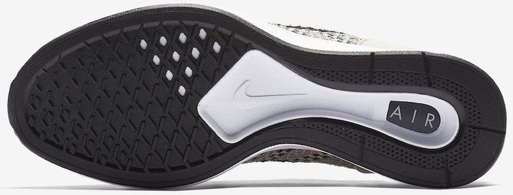 Nike Wmns Air Zoom Mariah Flyknit Racer String