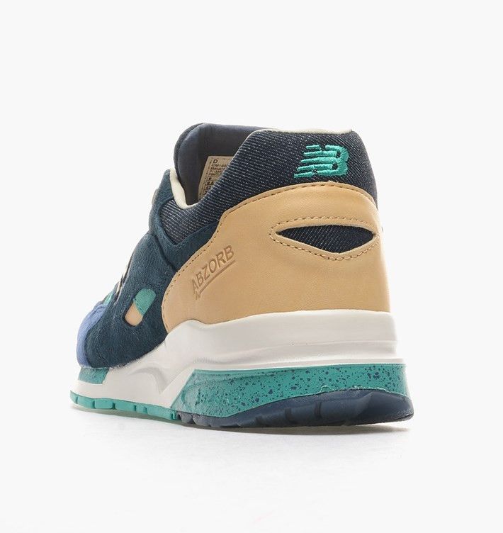 Size 10.5 Social Status x 1600 Winter at the Hamptons