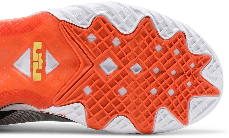 Space Jam x LeBron 18 Low Sylvester x Nike Tweety