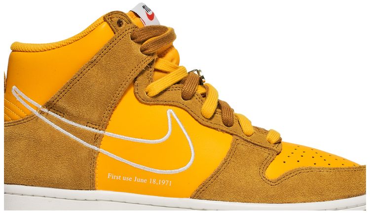 Nike Wmns Dunk High SE First Use Pack   University Gold