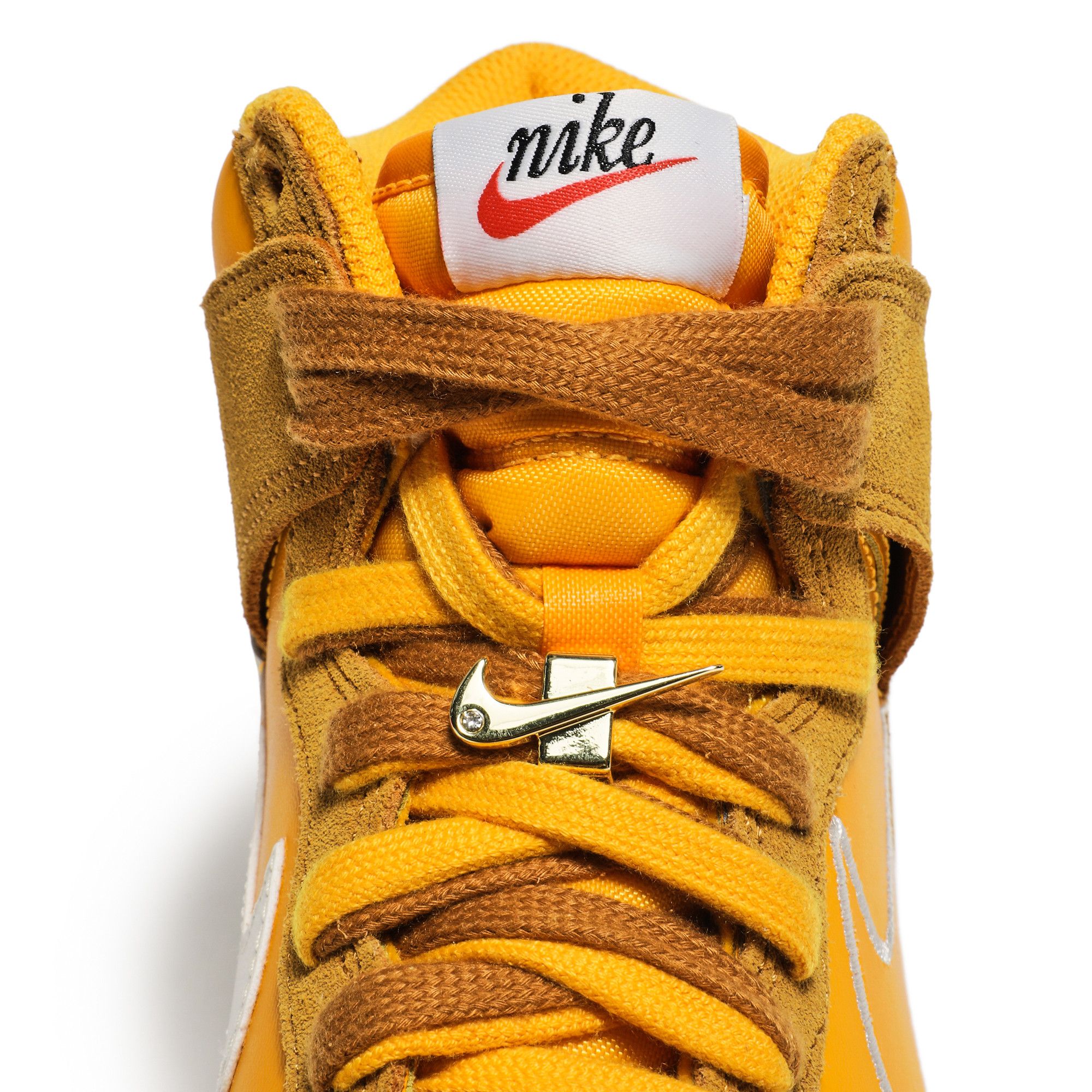 dunk high se university gold