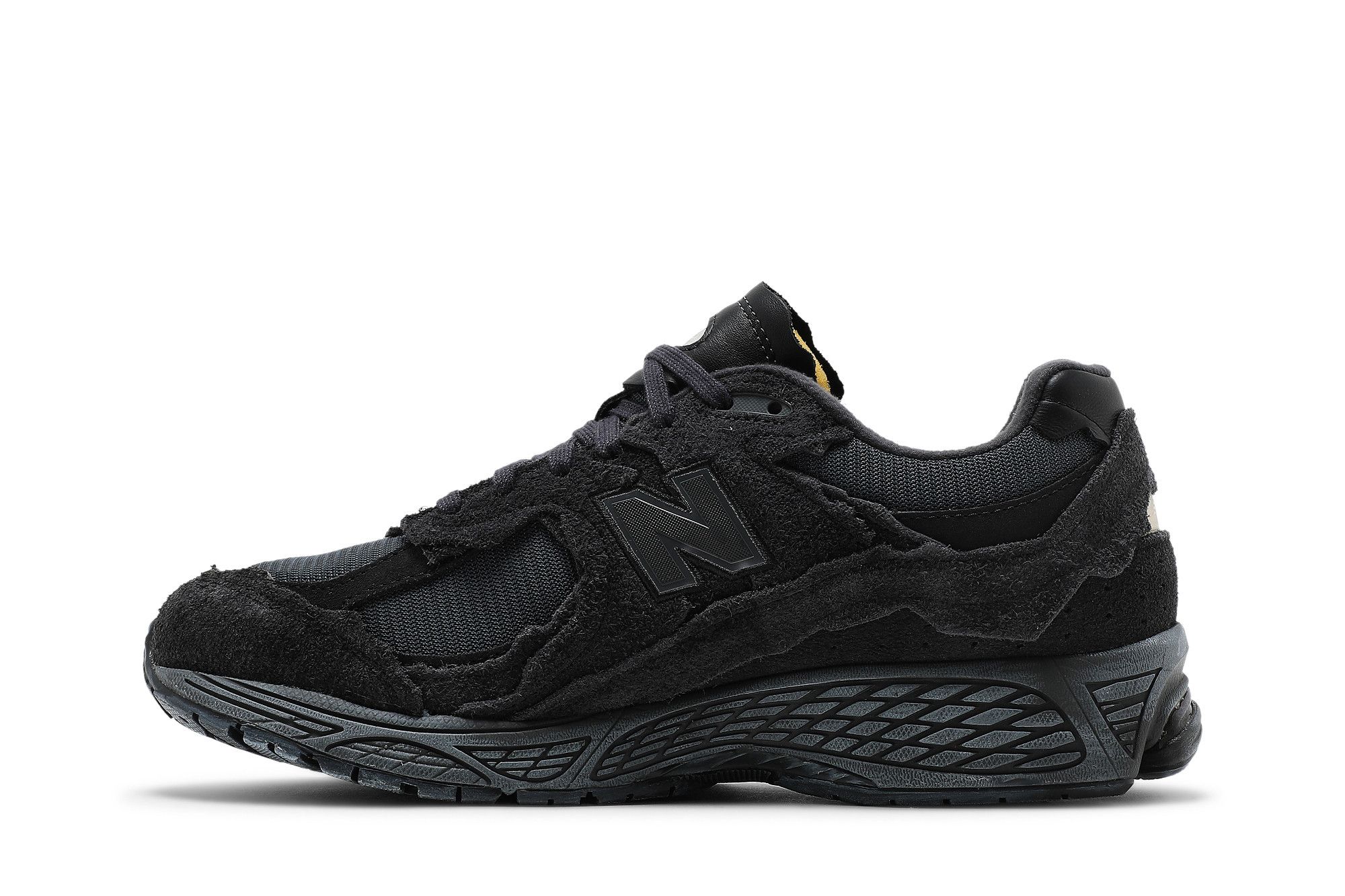 Vista lateral do tênis New Balance 2002R 'Phantom', mostrando as texturas em preto do material, a estrutura da entressola e detalhes da parte traseira.