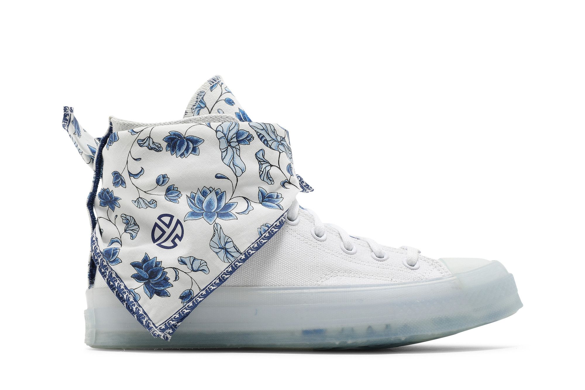 Blue and white chucks discount