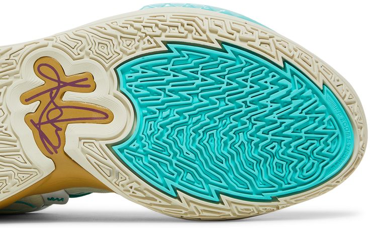 Sue Bird x Kyrie Infinity Golden Tribute