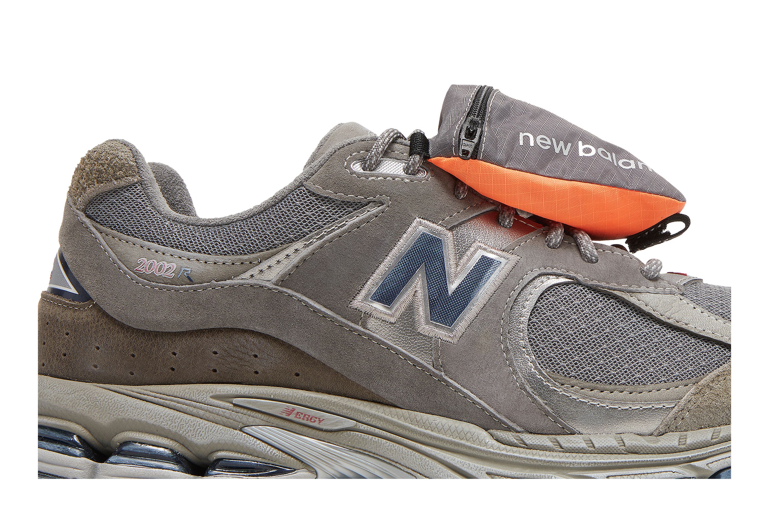 Buy 2002R 'Pouch - Castle Grey' - M2002RVA | GOAT