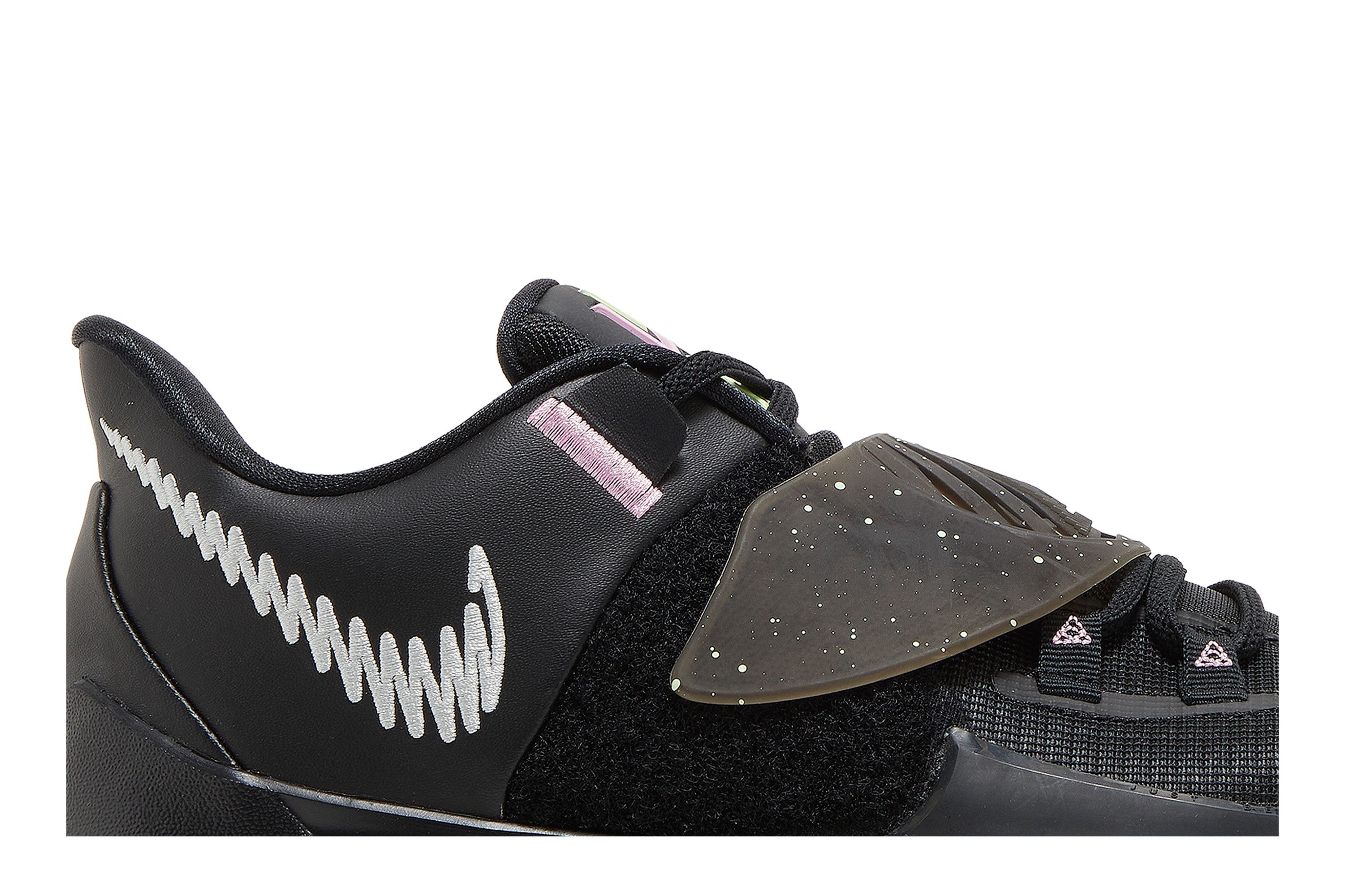 Size 7.0 Kyrie Low 3 EP 'Black'