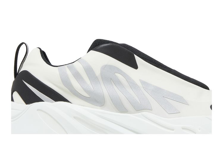 Yeezy 700 MNVN Laceless Analog