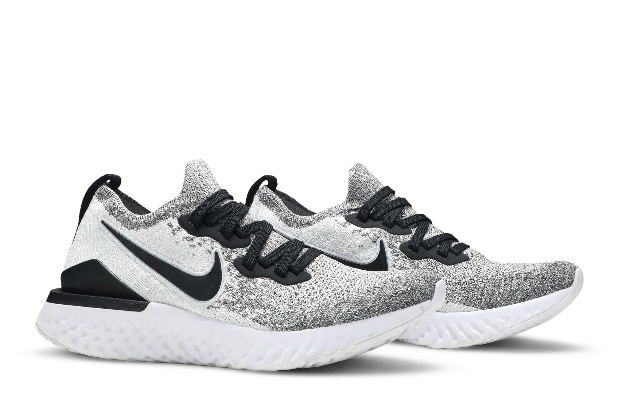 Nike epic react flyknit oreo top
