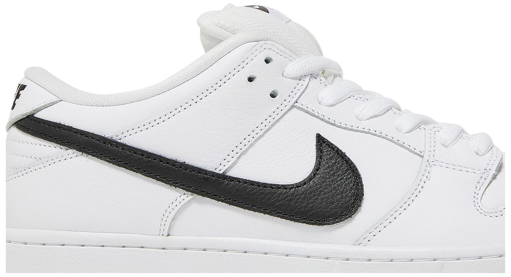 sb dunk low black white gum