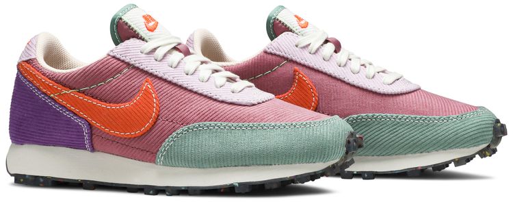 Nike Wmns Daybreak Corduroy   Desert Berry