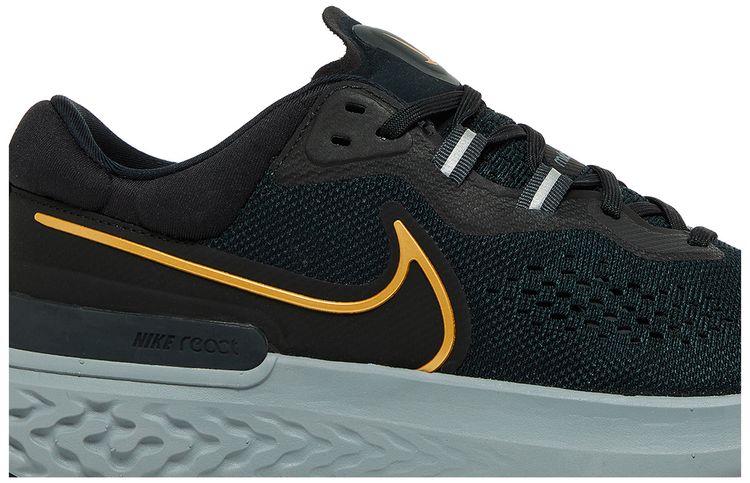 React Miler 2 Black Metallic Gold