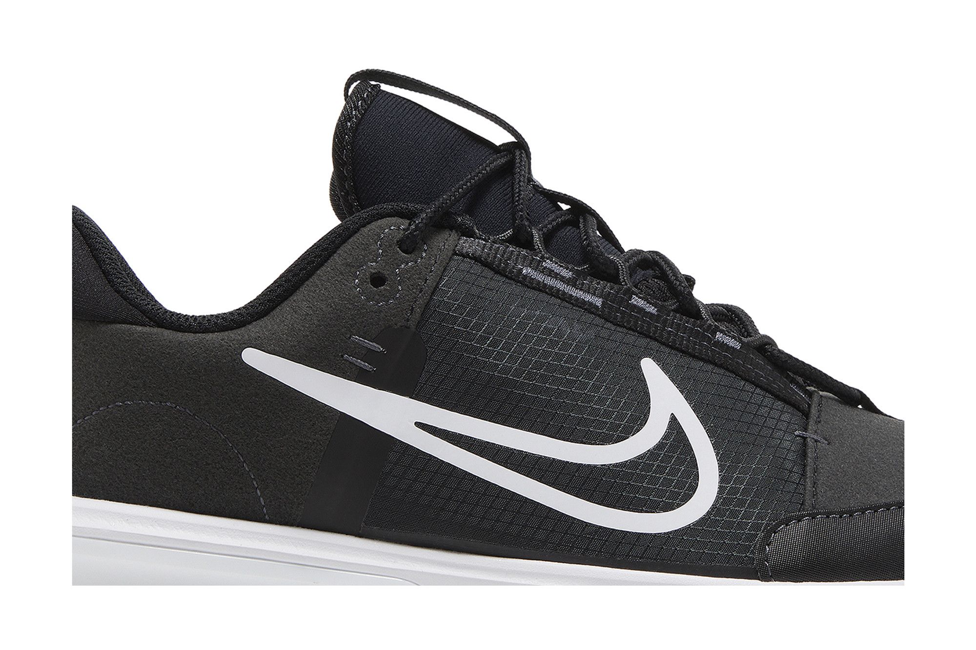 Vapor maxes black and white 2025
