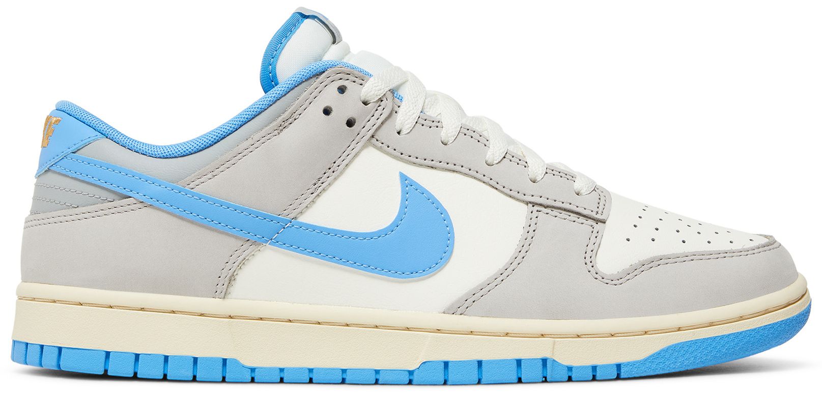 university blue dunk on feet