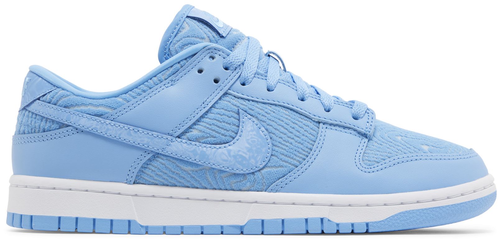 university blue dunk on feet
