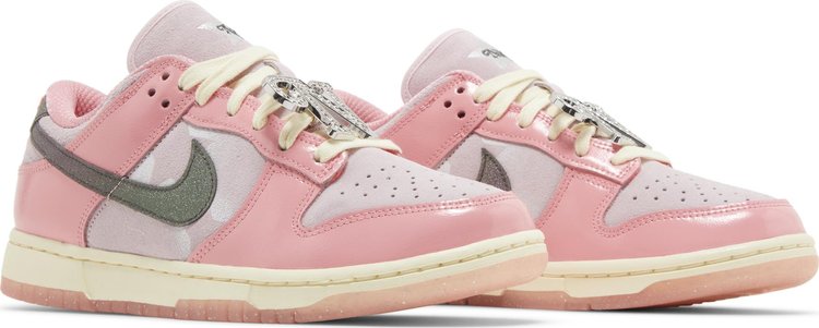 Wmns Dunk Low LX Barbie