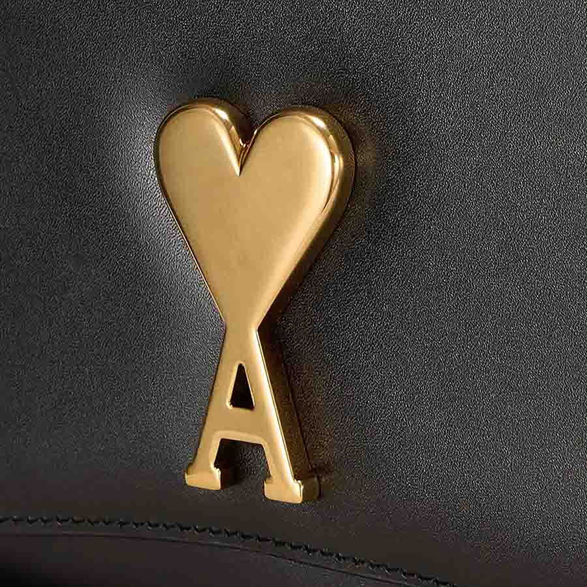 【AMI PARIS】ULL004 801 001 HEART LOGO SHOULDER BAG Buy Ami Logo Plaque Shoulder Bag 'Black' - ULL004 801 001 | GOAT