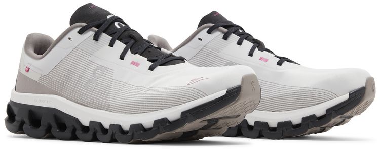 ON Cloudflow 4 DISTANCE White Black