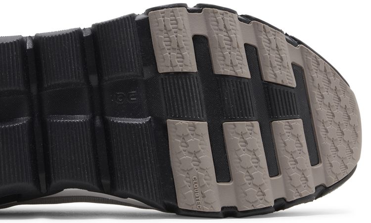 ON Cloudflow 4 DISTANCE White Black