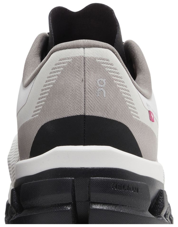 ON Cloudflow 4 DISTANCE White Black