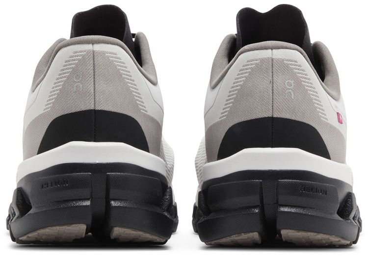 ON Cloudflow 4 DISTANCE White Black