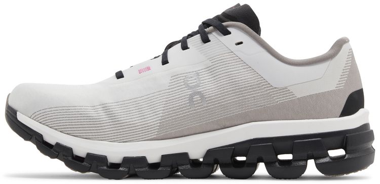 ON Cloudflow 4 DISTANCE White Black