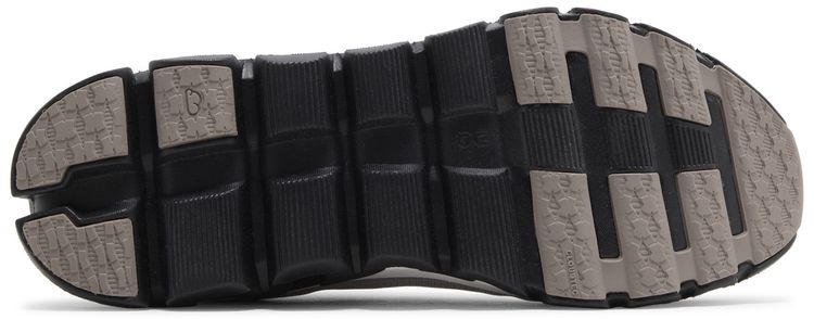 ON Cloudflow 4 DISTANCE White Black