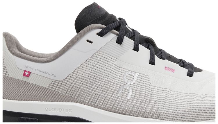 ON Cloudflow 4 DISTANCE White Black