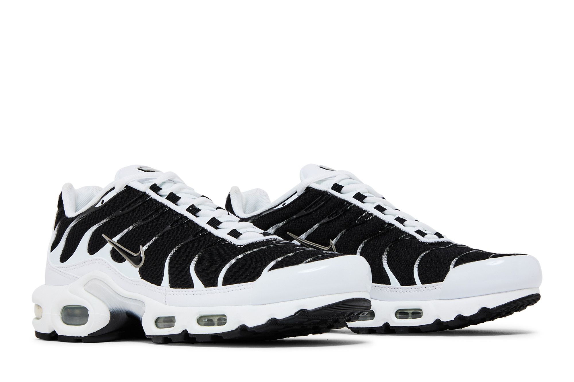 nike air max plus men black and white