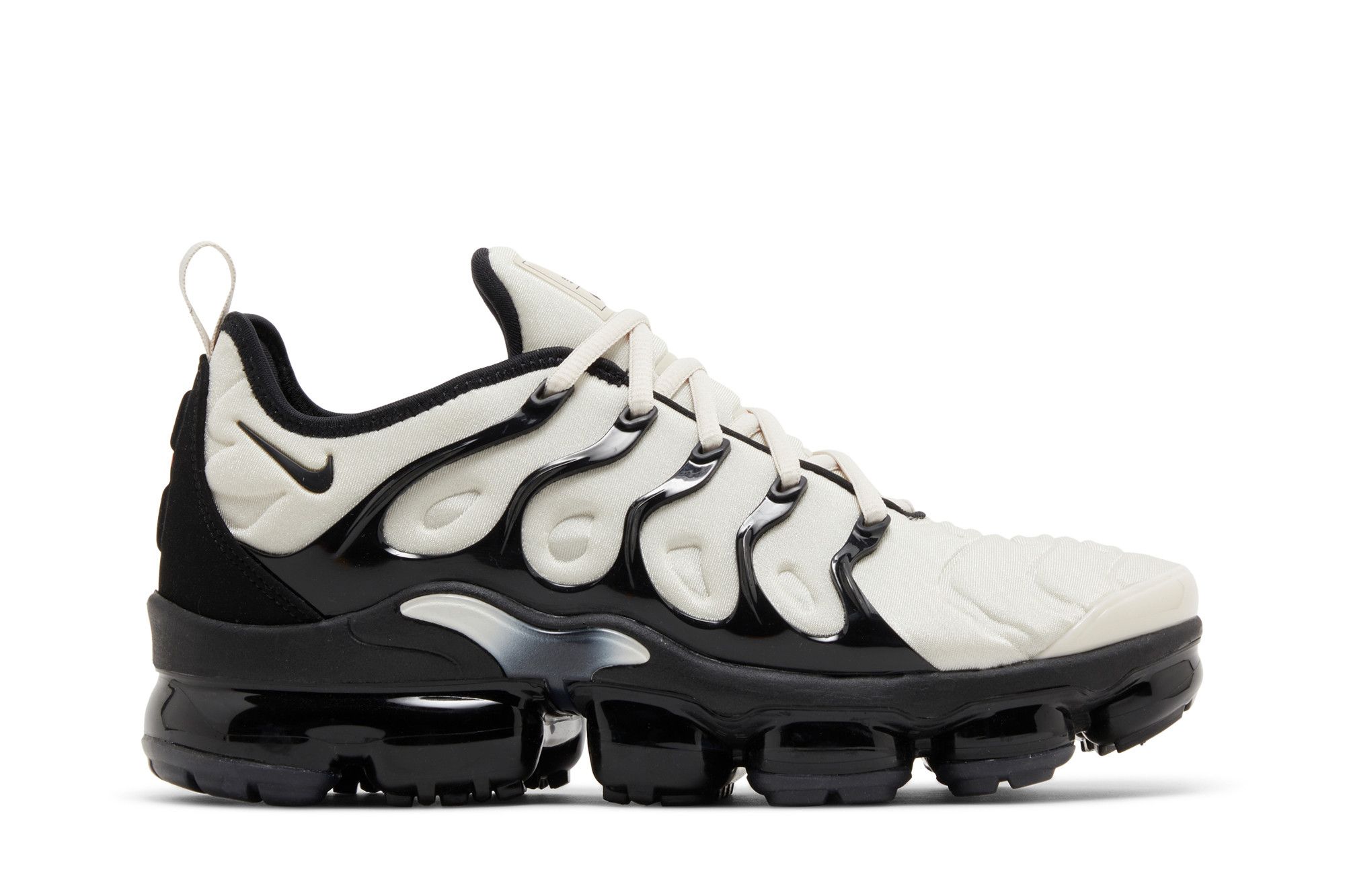 Nike vapormax plus white and black sale