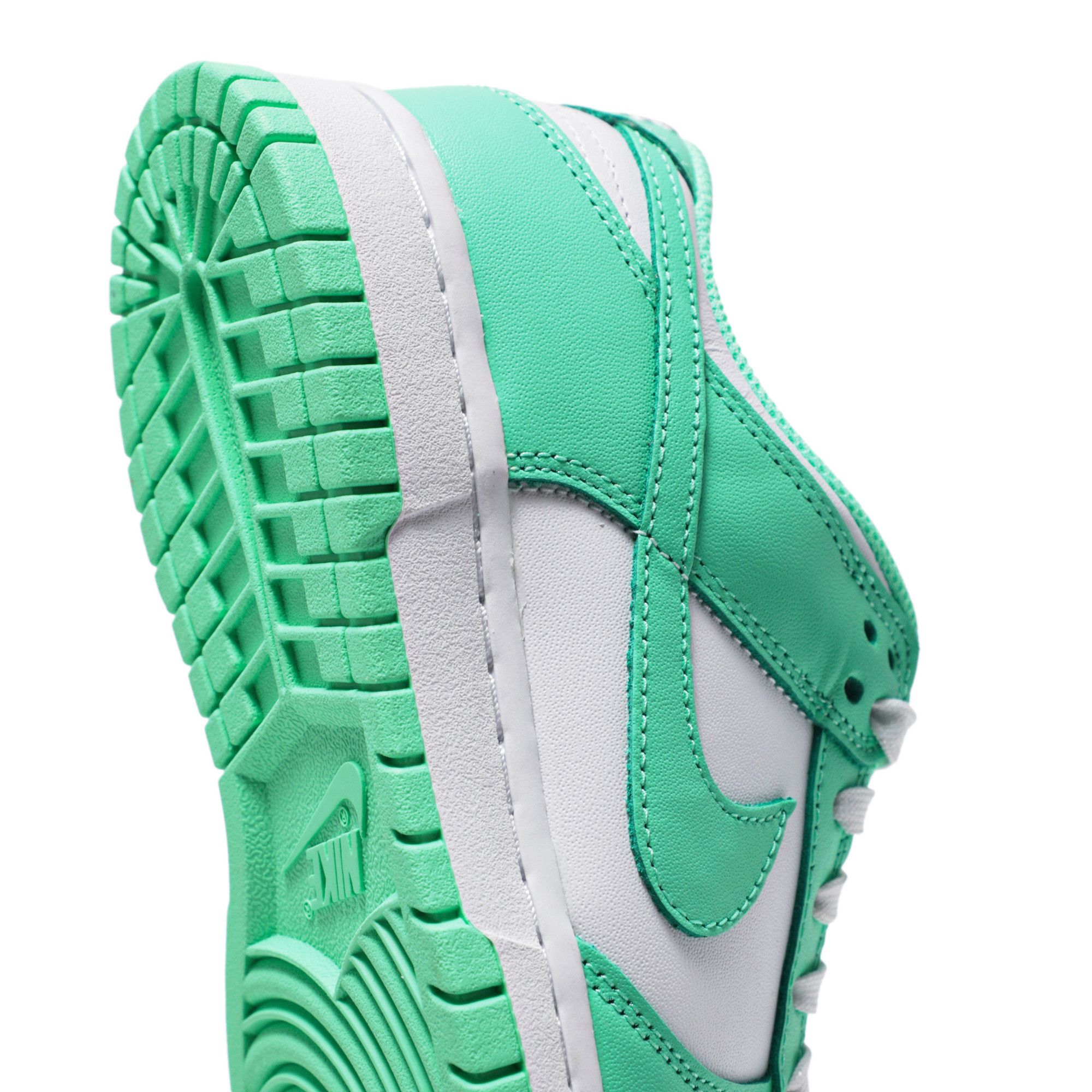 靴 NIKE WMNS DUNK LOW \"GREEN GLOW\" Women's Dunk Low 'Green Glow' Release Date. Nike SNKRS