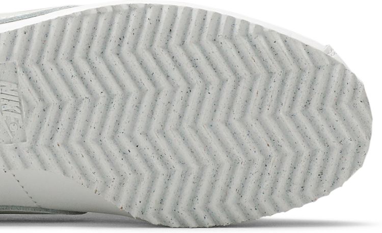 Nike Wmns Classic Cortez Flyleather White Light Silver