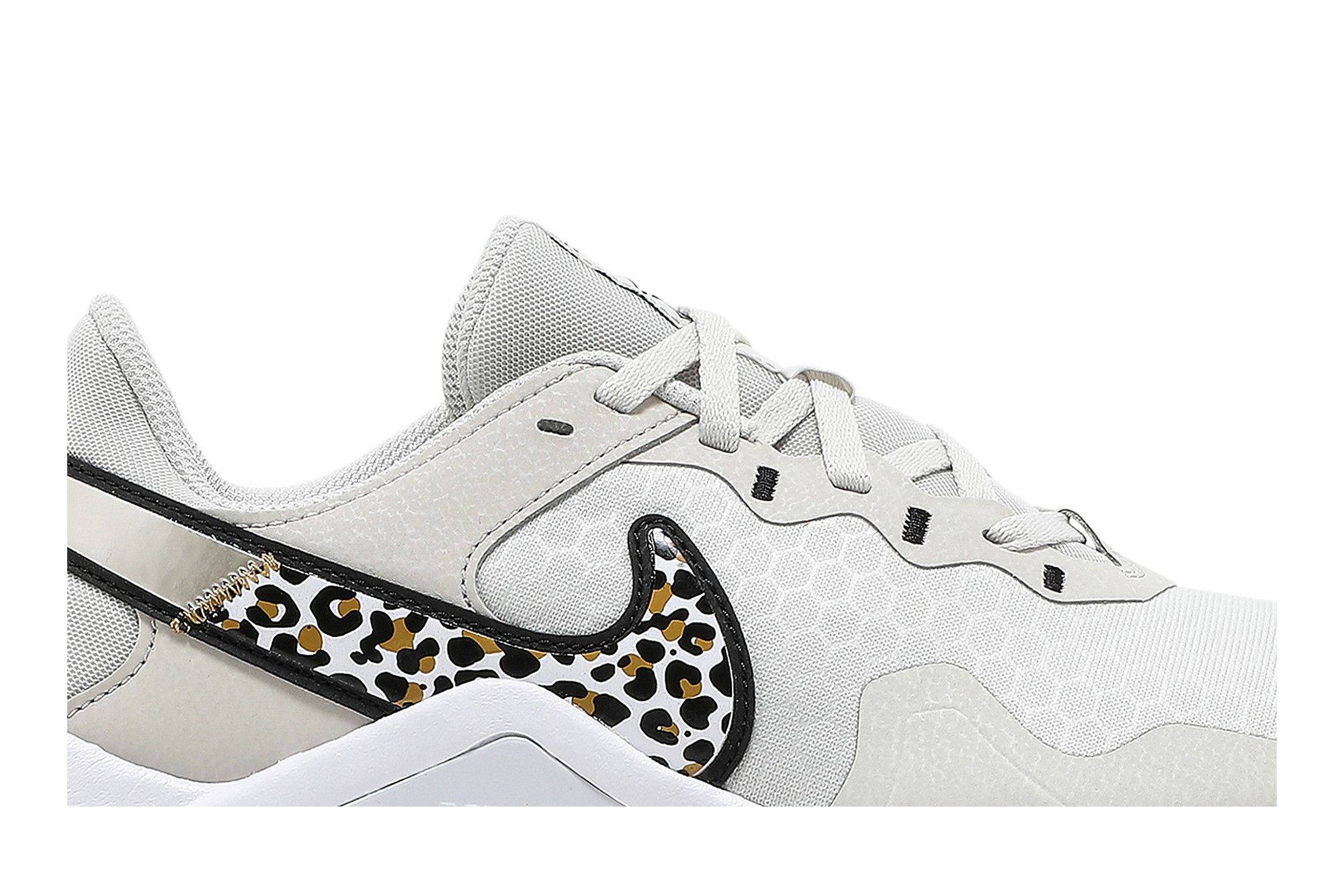Size 10.5 Wmns Legend Essential 2 Premium Leopard