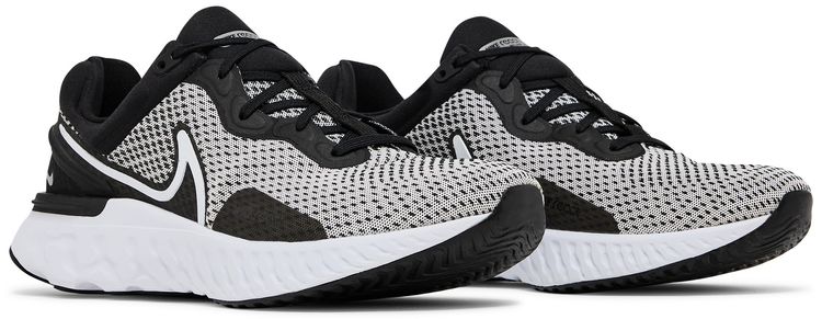 React Miler 3 White Black