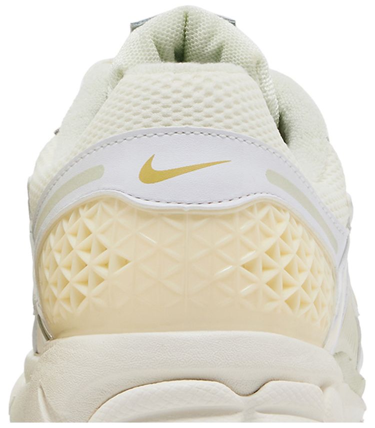 Nike Wmns Air Zoom Vomero 5 Sail Buff Gold