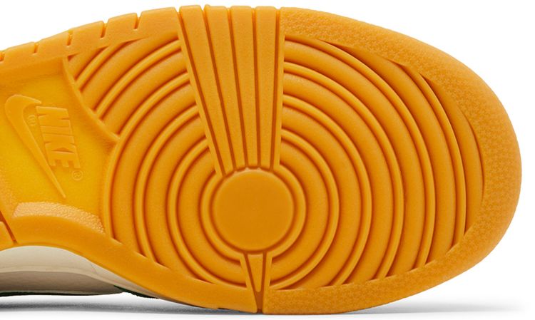 Nike Dunk Low SE Malachite Gum