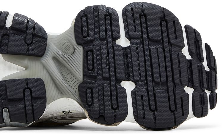 Balenciaga Cargo Sneaker Worn Out   White Black