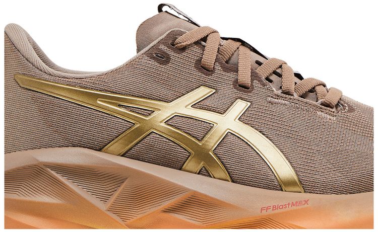 Size Wmns Novablast 'Luxe'